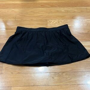 Aqua green women’s black skirt swim bottom size large.